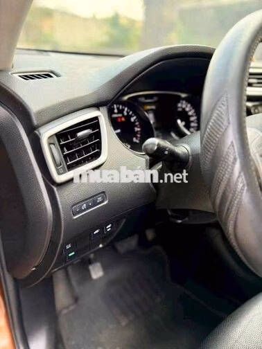 Nissan X-Trail SUV 7 chỗ màu Nâu