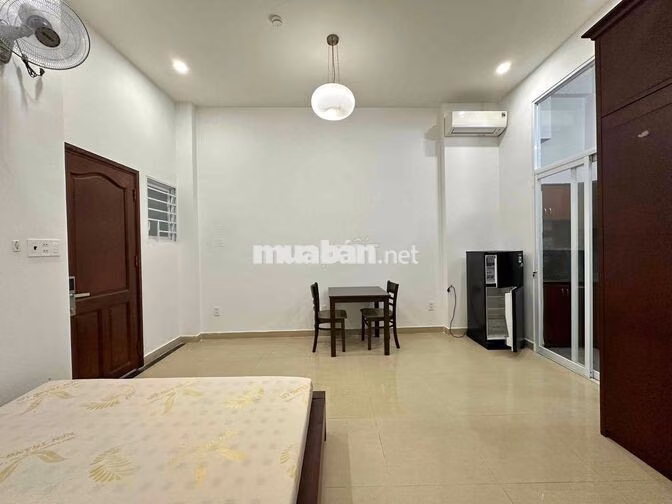 Căn Hộ tầng trệt full nội thất / tách bếp , gần vòng xoay Dân Chủ