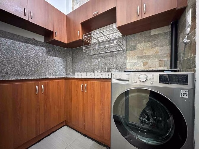 Căn Hộ tầng trệt full nội thất / tách bếp , gần vòng xoay Dân Chủ