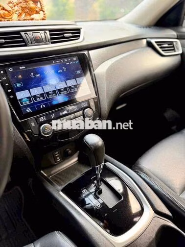 Nissan X-Trail SUV 7 chỗ màu Nâu
