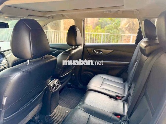 Nissan X-Trail SUV 7 chỗ màu Nâu