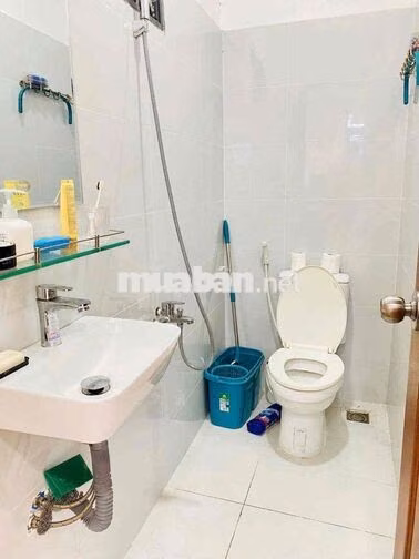 cho thuê nhà 16/ đs 8 p11( 4x17) trệt , 2 lầu , 4pn , 5wc , ở liền