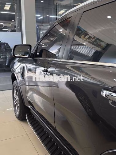 Ford Everest Titanium 4x2 2022 Xám 7 chỗ