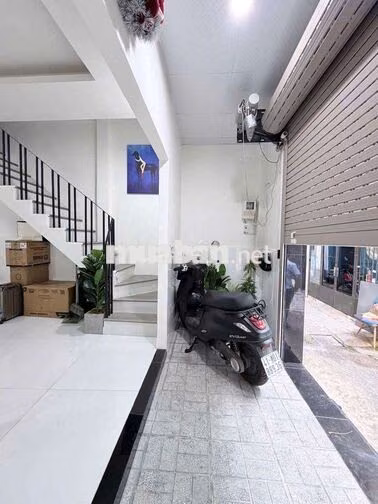 2 tầng,(4,4m x 7m).cách MT 50m.sổ hồng riêng,hỗ trợ vay ngân hàng. 