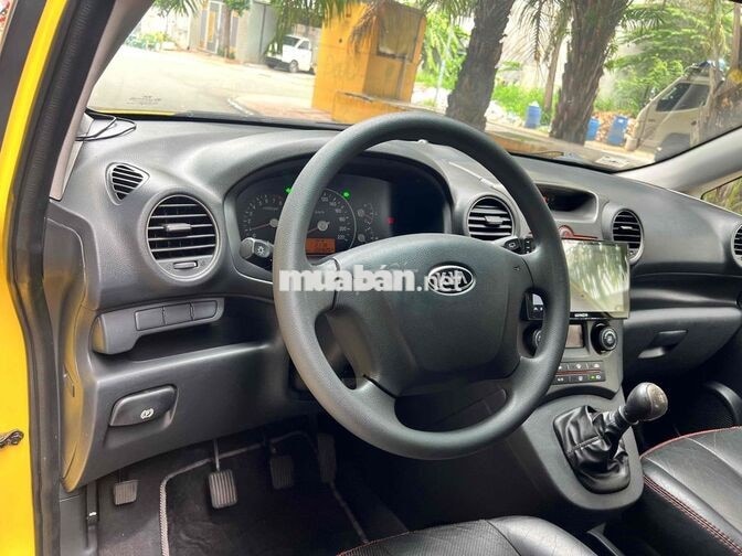 Kia Carens 1.6 Xăng Số sàn 7 chỗ Vàng Ánh Kim