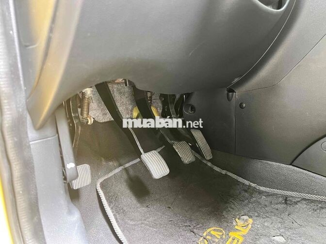 Kia Carens 1.6 Xăng Số sàn 7 chỗ Vàng Ánh Kim