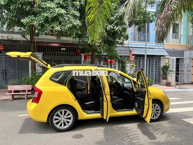 Kia Carens 1.6 Xăng Số sàn 7 chỗ Vàng Ánh Kim