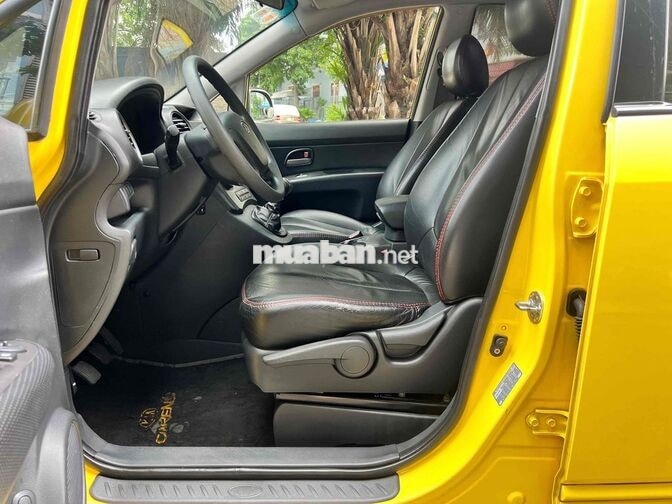 Kia Carens 1.6 Xăng Số sàn 7 chỗ Vàng Ánh Kim