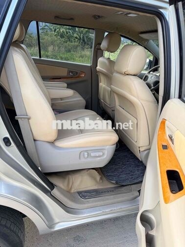 Toyota Innova 7 chỗ Tự động Bạc