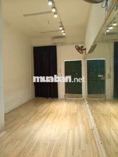 Cho thuê nhà MP Nguyễn Khang 40m2x3T