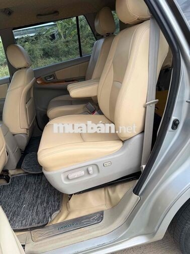 Toyota Innova 7 chỗ Tự động Bạc