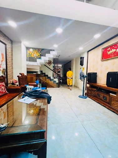 Cần tiền bán gấp nhà 2 tầng Trương Định , Q3 , gần Công viên Tao Đàn ,