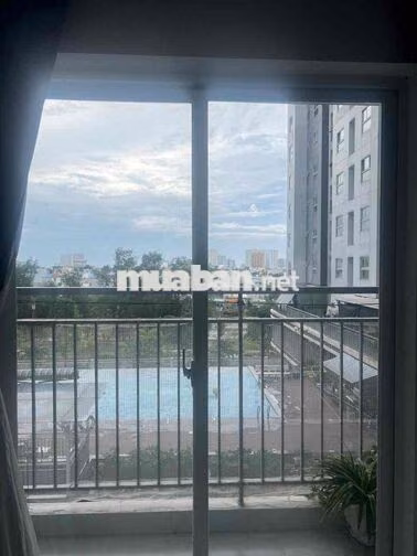 Cần bán căn hộ tầng thấp view hồ bơi, rất mát vào buổi tối
