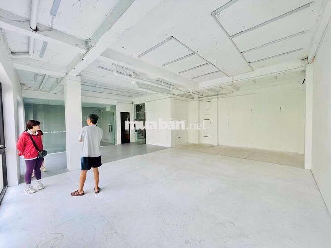 Cho thuê văn phòng tại Hoàng Cầu 120m2 giá 20t view full kính
