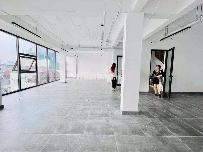 Chính chủ cho thuê văn phòng tại Hoàng Cầu 110m2 giá 25t view cực đẹp