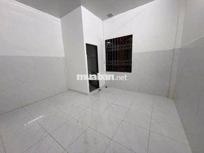 nhà to rộng rãi sạch sẽ như hình 