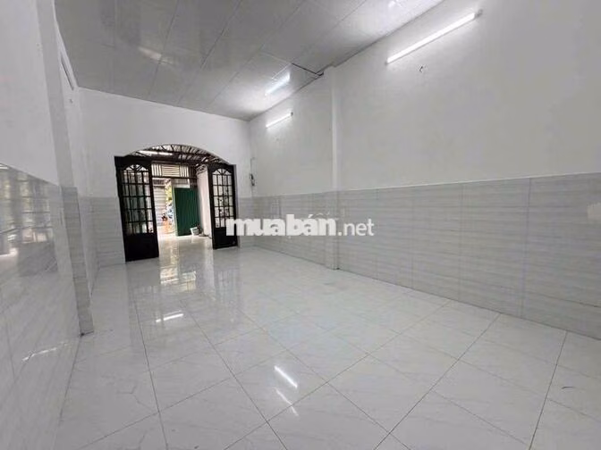 nhà to rộng rãi sạch sẽ như hình 