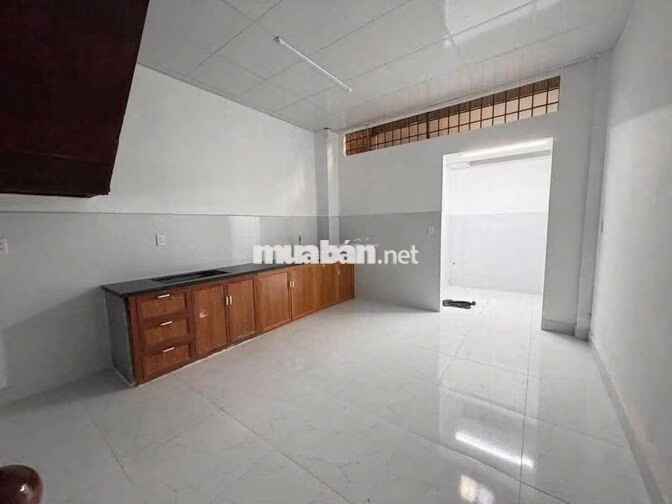 nhà to rộng rãi sạch sẽ như hình 