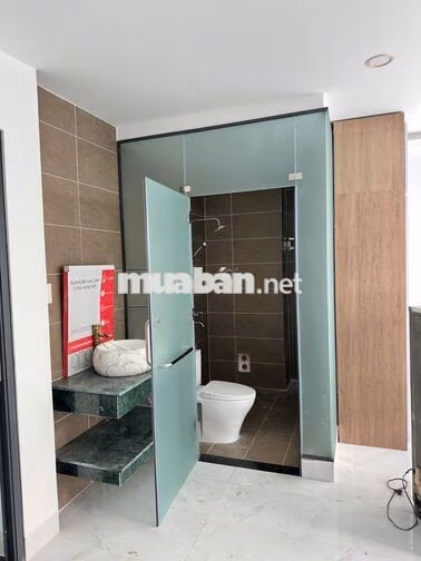 Phòng mới đầy đủ nội thất cơ bản.