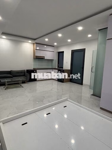 Phòng mới đầy đủ nội thất cơ bản.