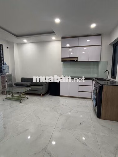 Phòng mới đầy đủ nội thất cơ bản.