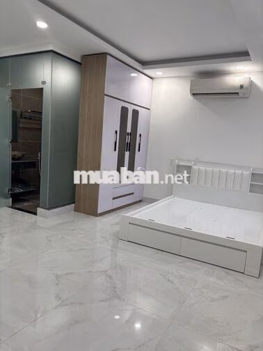 Phòng mới đầy đủ nội thất cơ bản.