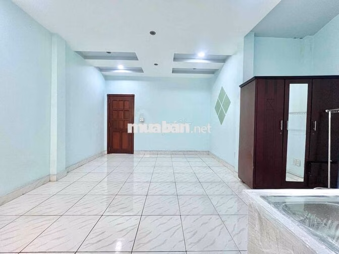 Cho thuê phòng không gác rộng 35m2, cửa sổ giếng trời thoáng, mới tinh