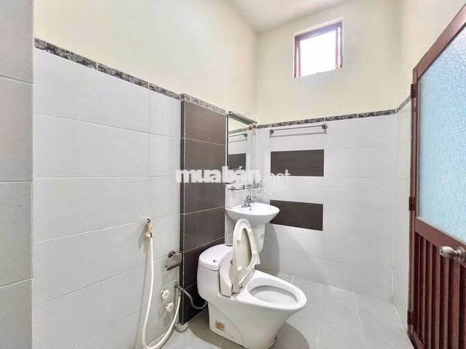 Cho thuê phòng không gác rộng 35m2, cửa sổ giếng trời thoáng, mới tinh