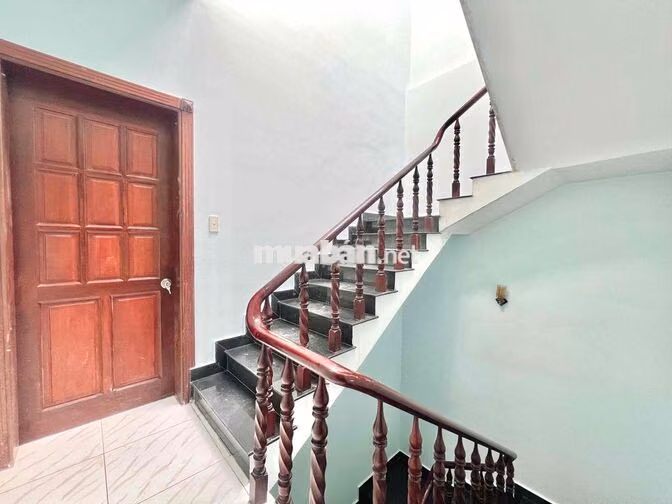 Cho thuê phòng không gác rộng 35m2, cửa sổ giếng trời thoáng, mới tinh