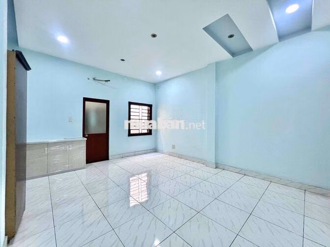 Cho thuê phòng không gác rộng 35m2, cửa sổ giếng trời thoáng, mới tinh