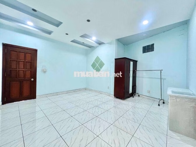 Cho thuê phòng không gác rộng 35m2, cửa sổ giếng trời thoáng, mới tinh
