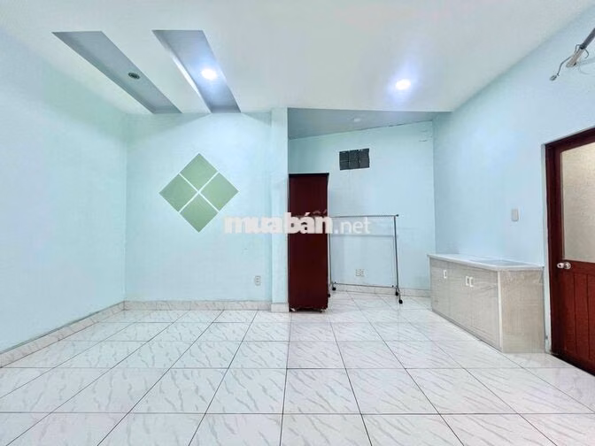 Cho thuê phòng không gác rộng 35m2, cửa sổ giếng trời thoáng, mới tinh