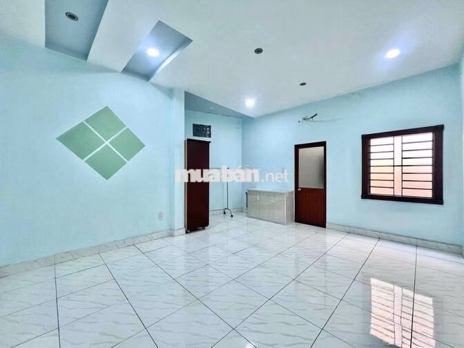 Cho thuê phòng không gác rộng 35m2, cửa sổ giếng trời thoáng, mới tinh