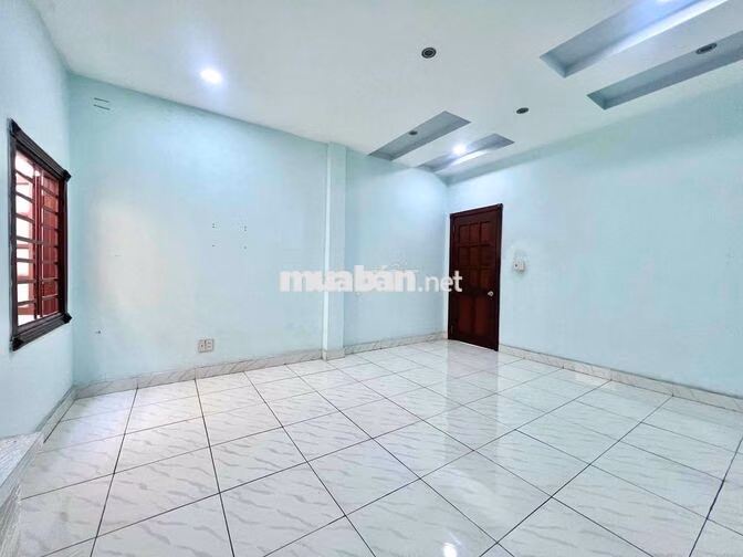 Cho thuê phòng không gác rộng 35m2, cửa sổ giếng trời thoáng, mới tinh