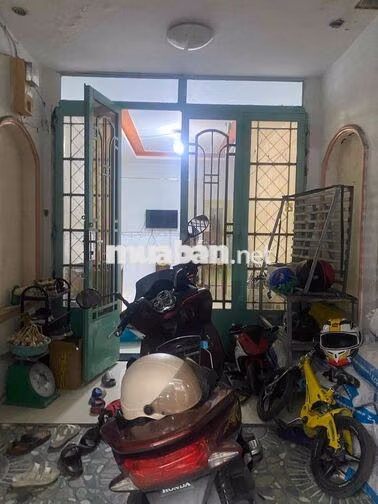 Trệt lầu 3,2*18; có sân để xe có sân thượng