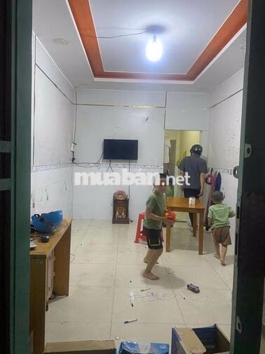 Trệt lầu 3,2*18; có sân để xe có sân thượng