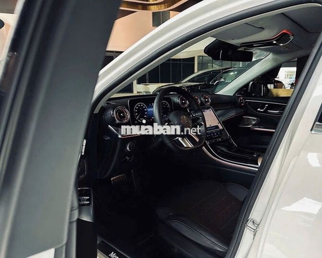 Mercedes C300 AMG 2022 Trắng 33.000 Km