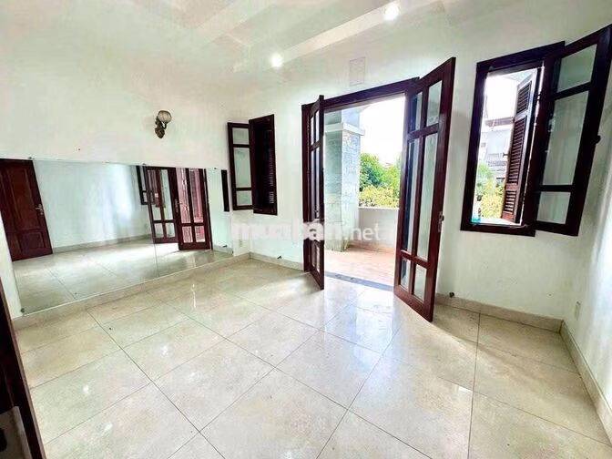 NHÀ BIỆT THỰ 1 TRỆT 2 LẦU – SÂN ĐỂ ĐƯỢC 2 Ô TÔ , 4PN ,4WC  2 MẶT TIỀN 
