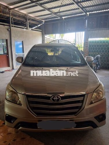 Toyota Innova 8 chỗ Vàng cát