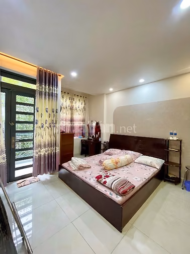 NHÀ HẺM XE HƠI ĐƯỜNG LÂM HOÀNH, 40.5x20m TRỆT 1 LẦU ST. TẶNG NỘI THẤT