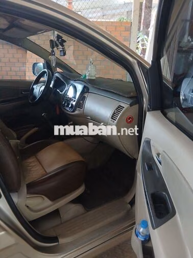 Toyota Innova 8 chỗ Vàng cát