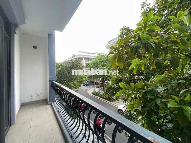 Văn phòng 85m2, sẵn nội thất, máy lạnh, hầm xe ở Vạn Phúc. Giá 15,5 tr