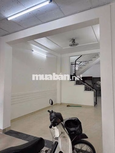 Mặt tiền đường lớn 25m 3 tầng (4m x 15m) có vỉa hè 5m 3 phòng ngủ