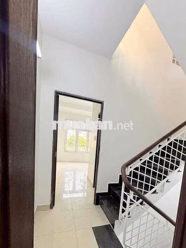 Mặt tiền đường lớn 25m 3 tầng (4m x 15m) có vỉa hè 5m 3 phòng ngủ