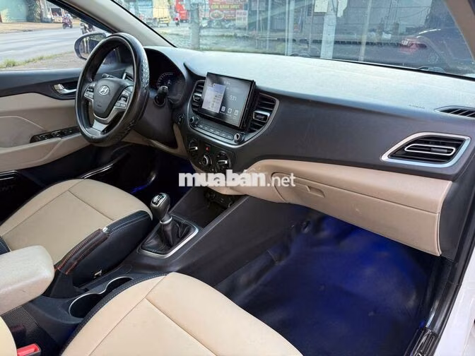 Hyundai Accent 2022 1.4 MT bản đủ màu trắng.