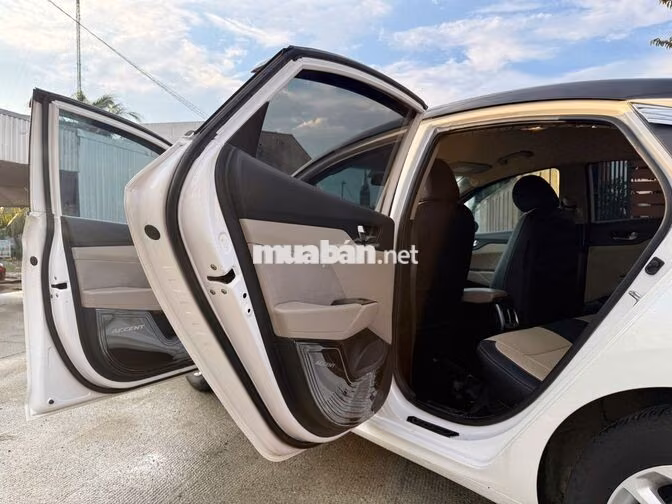 Hyundai Accent 2022 1.4 MT bản đủ màu trắng.