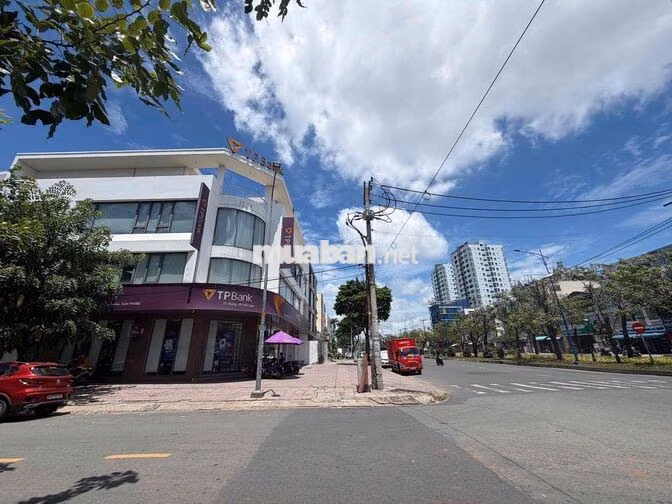CHO THUÊ TOÀ NHÀ GÓC 2 MT 街角建筑出租，有两个临街面。