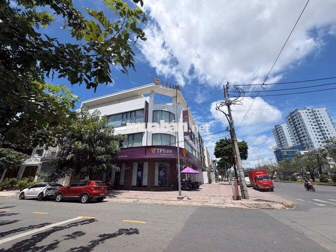 CHO THUÊ TOÀ NHÀ GÓC 2 MT 街角建筑出租，有两个临街面。