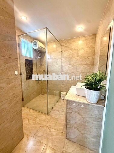 CC MINI BẾP XA GIƯỜNG NHIỀU CỬA SỔ THOÁNG,CÓ THANG MÁY