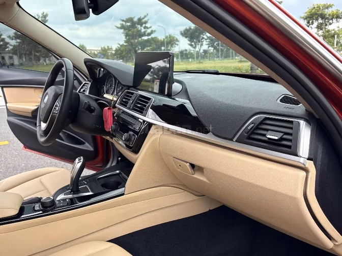 Bán xe BMW 320i LCi màu cam cà rốt, sản xuất 2018, xe mới đẹp